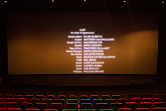 维多利亚老品牌VIC国际党委组织召开《长津湖》观影活动